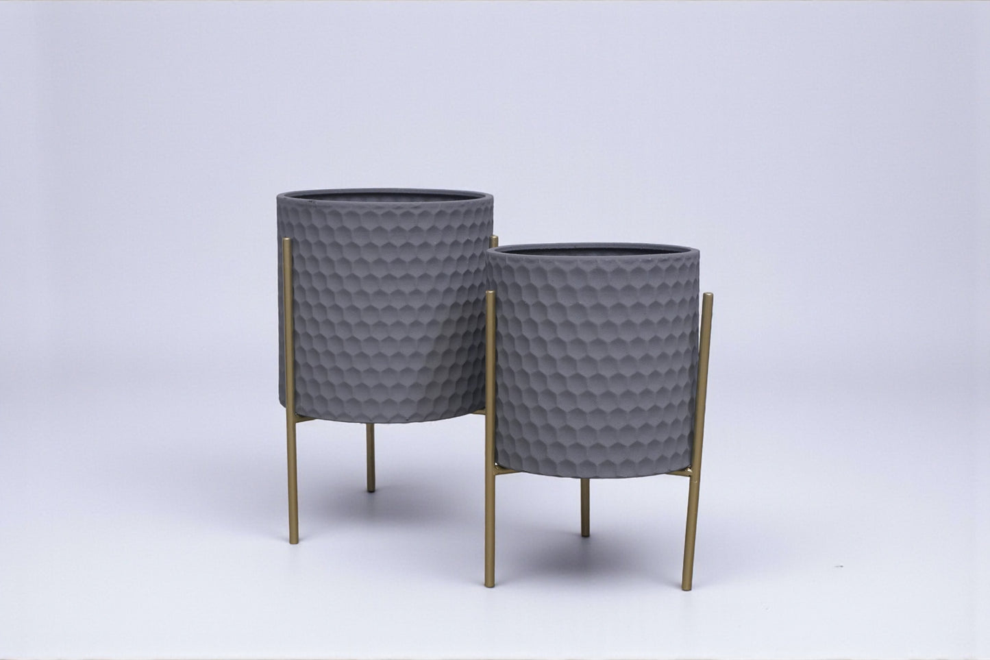 Set maceteros con base gris/dorado